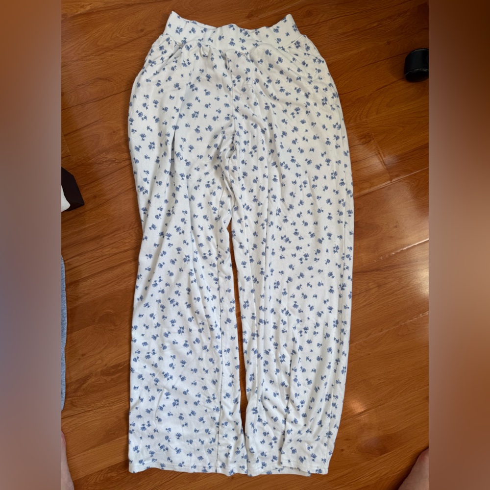 Hollister White and Blue Floral Sleepwear